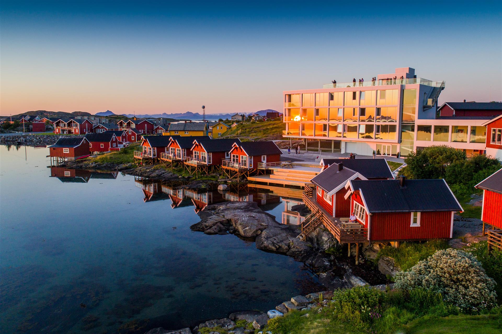 Lovund hotell i solnedgang